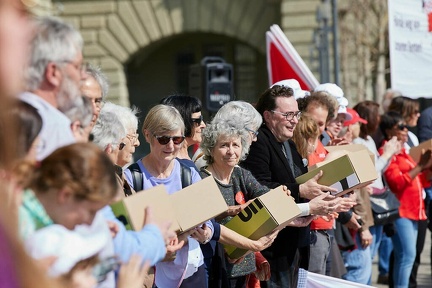 Am 25. März wurden insgesamt 151'782 Unterschriften für das Referendum gegen den AHV-Abbau eingereicht. 