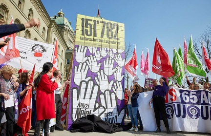 Am 25. März wurden insgesamt 151'782 Unterschriften für das Referendum gegen den AHV-Abbau eingereicht. 