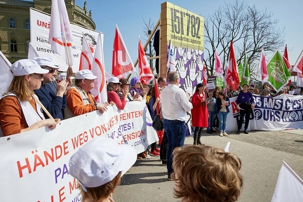 Am 25. März wurden insgesamt 151'782 Unterschriften für das Referendum gegen den AHV-Abbau eingereicht. 