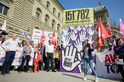 Am 25. März wurden insgesamt 151'782 Unterschriften für das Referendum gegen den AHV-Abbau eingereicht. 