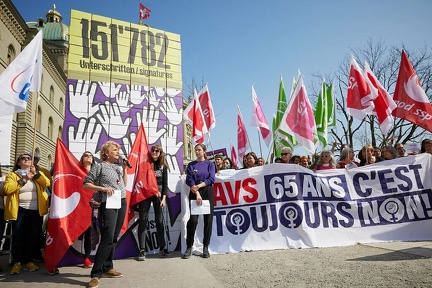 Am 25. März wurden insgesamt 151'782 Unterschriften für das Referendum gegen den AHV-Abbau eingereicht. 