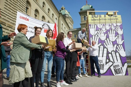 Am 25. März wurden insgesamt 151'782 Unterschriften für das Referendum gegen den AHV-Abbau eingereicht. 