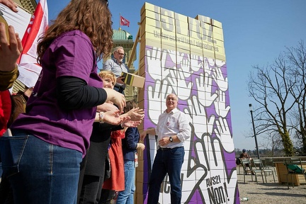 Am 25. März wurden insgesamt 151'782 Unterschriften für das Referendum gegen den AHV-Abbau eingereicht. 