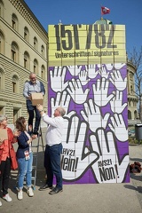 Am 25. März wurden insgesamt 151'782 Unterschriften für das Referendum gegen den AHV-Abbau eingereicht. 