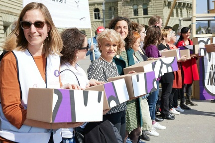 Am 25. März wurden insgesamt 151'782 Unterschriften für das Referendum gegen den AHV-Abbau eingereicht. 
