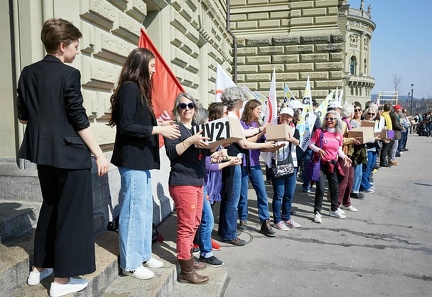 Am 25. März wurden insgesamt 151'782 Unterschriften für das Referendum gegen den AHV-Abbau eingereicht. 
