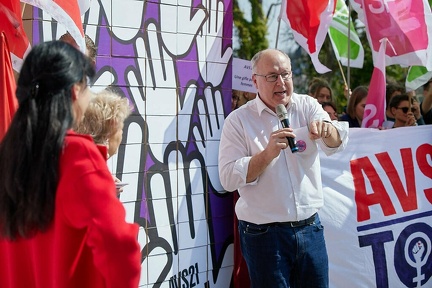 Am 25. März wurden insgesamt 151'782 Unterschriften für das Referendum gegen den AHV-Abbau eingereicht. 