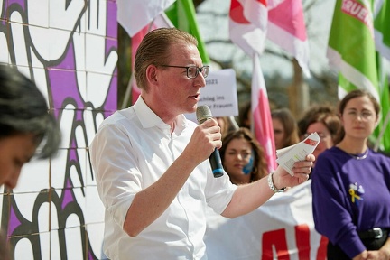 Am 25. März wurden insgesamt 151'782 Unterschriften für das Referendum gegen den AHV-Abbau eingereicht. 