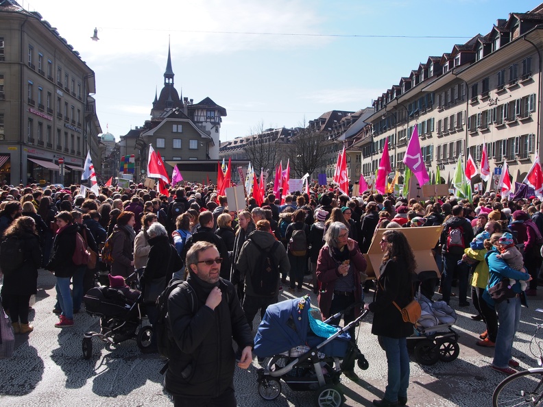 8-mrz-2018-internationaler-frauenkampftag-demo-waisenhausplatz-bern-25818610077-o.jpg
